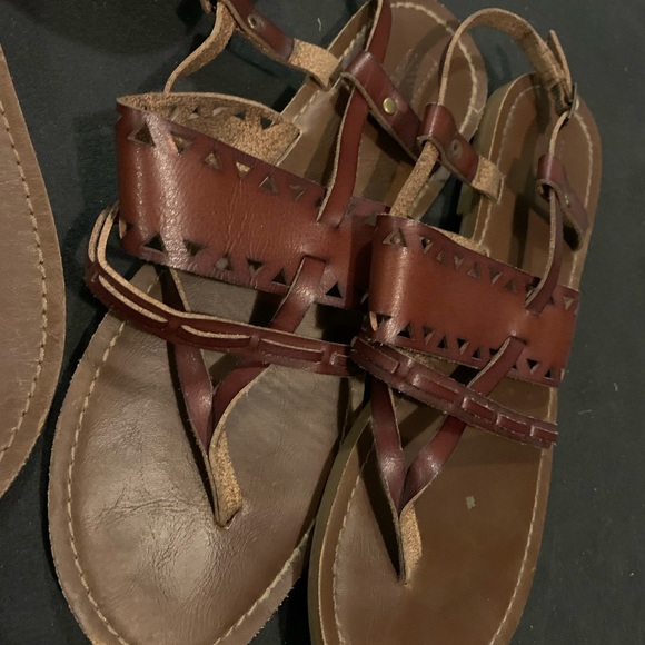 4 pairs of Mossimo sandals. Cute and comfy for walking and all day wear! - Picture 2 of 5
